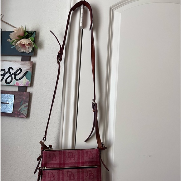 Red crossbody with Brown straps and zippers with 2 main components Good bag - Picture 8 of 8